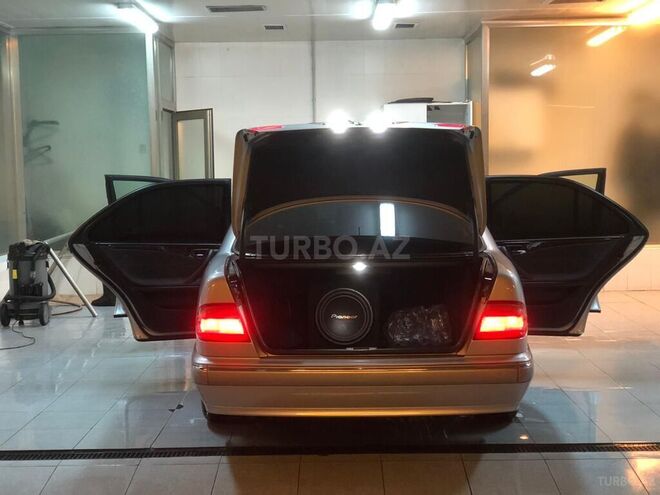Mercedes E 240-10