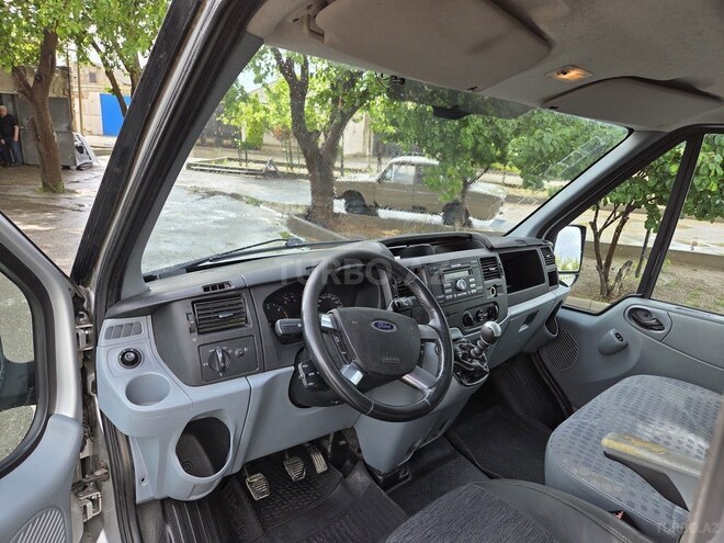 Ford Transit-13
