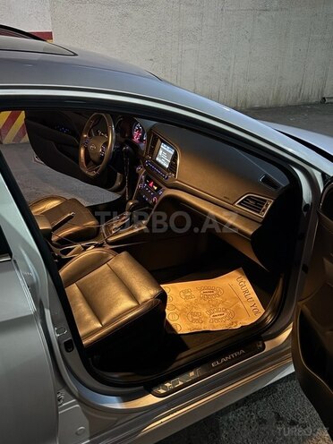 Hyundai Elantra-8