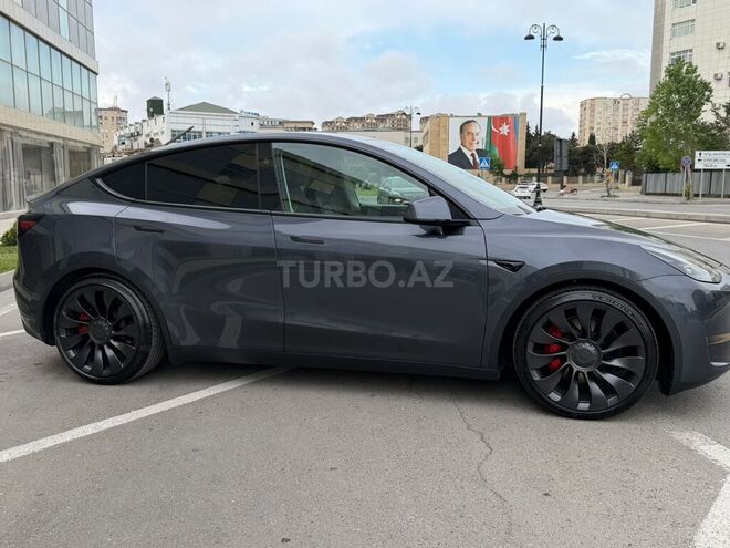 Tesla Model Y-18