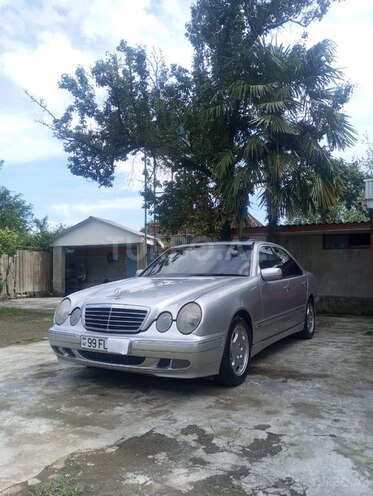 Mercedes E 220-1