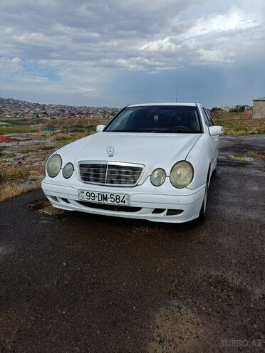 Mercedes E 220-1