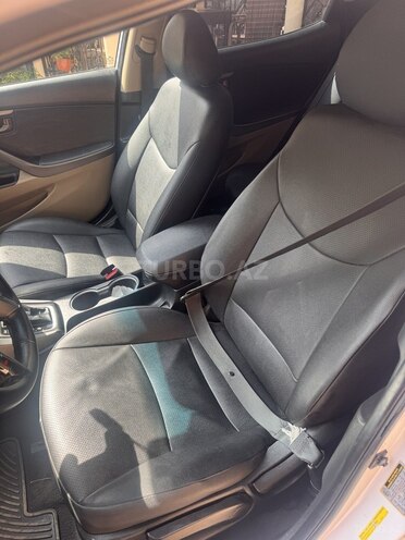 Hyundai Elantra-11