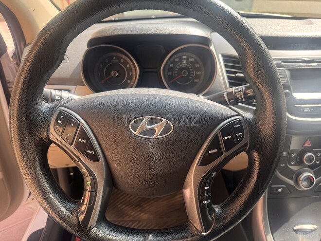 Hyundai Elantra-13