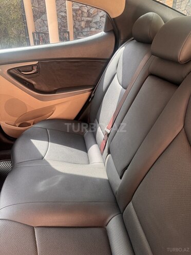 Hyundai Elantra-14