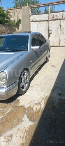 Mercedes E 280 4MATIC-3