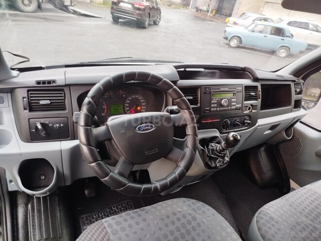 Ford Transit-13