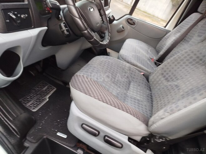 Ford Transit-12
