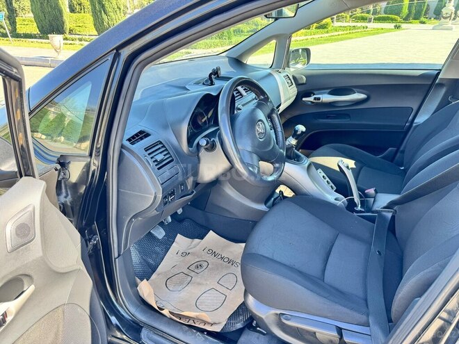 Toyota Auris-7