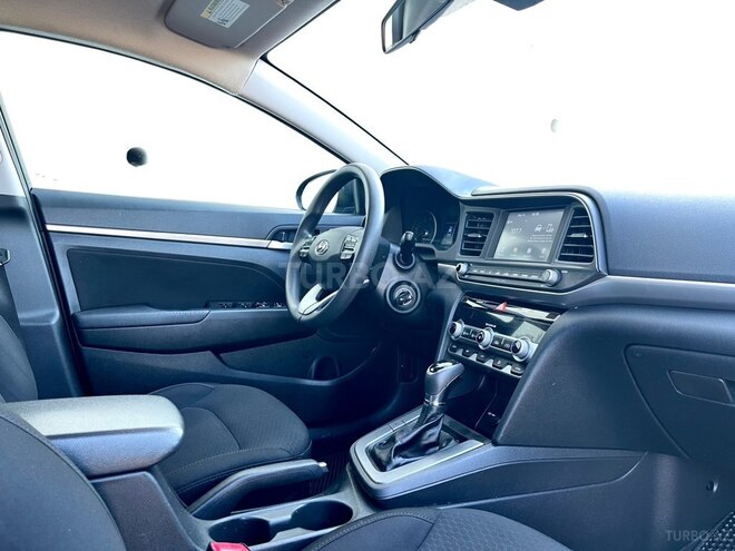 Hyundai Elantra-21