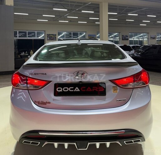 Hyundai Elantra-13