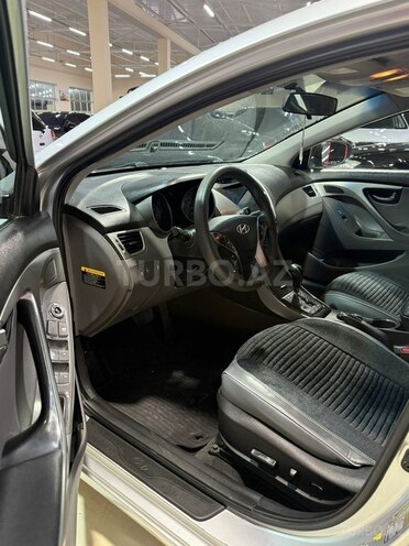 Hyundai Elantra-14