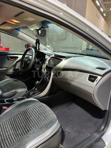 Hyundai Elantra-16