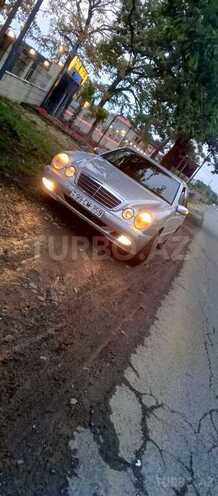 Mercedes E 220-1