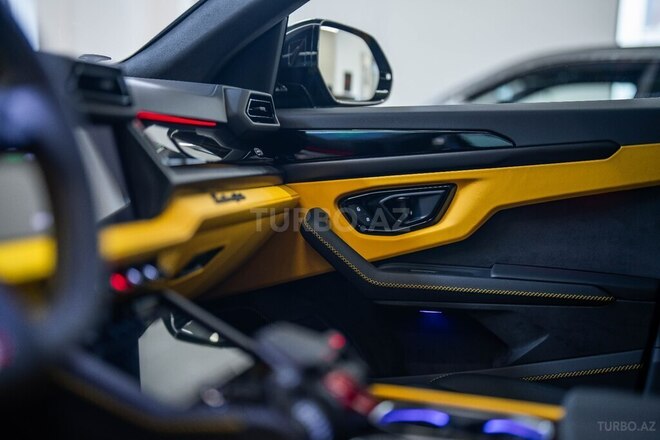 Lamborghini Urus SE-12