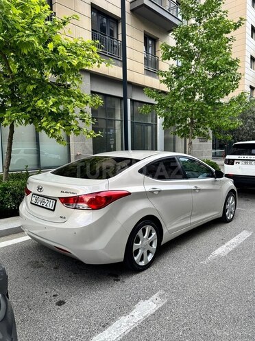 Hyundai Elantra-4