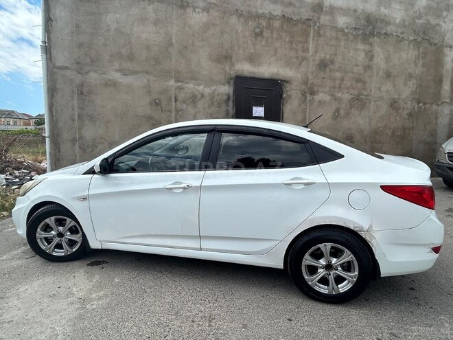 Hyundai Accent-7