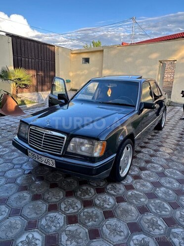 Mercedes 230 E-1