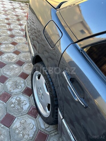 Mercedes 230 E-5
