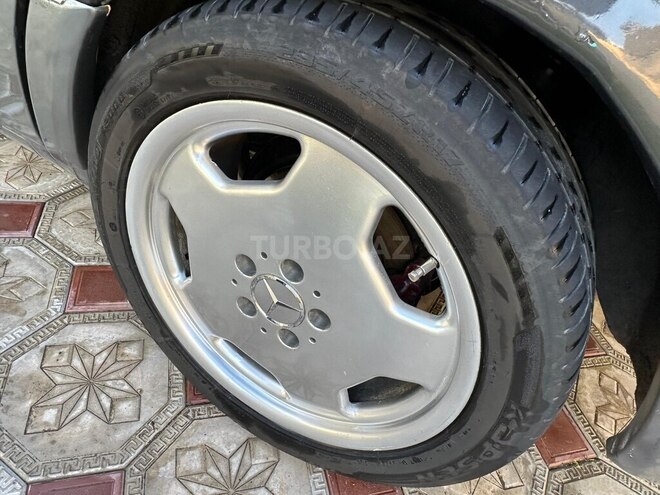 Mercedes 230 E-9