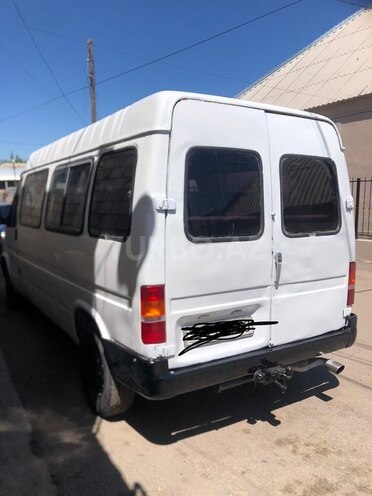 Ford Transit-10