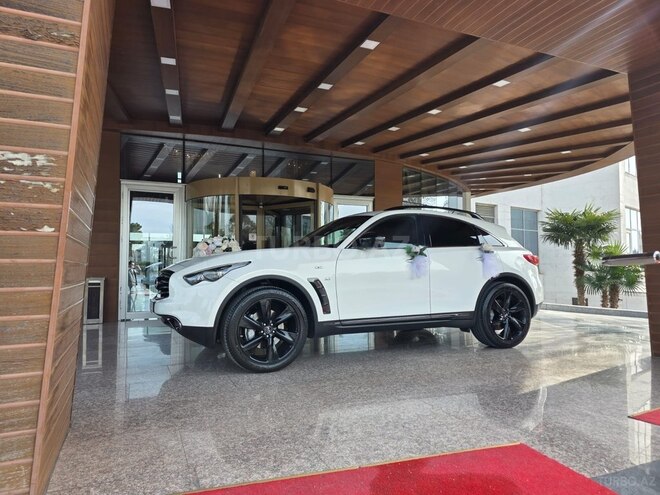 Infiniti QX70S-2