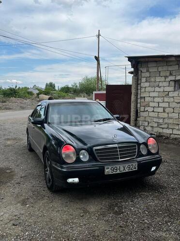 Mercedes E 220-1