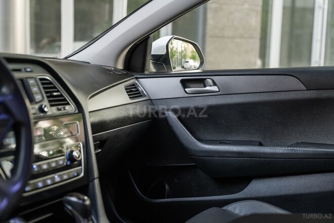 Hyundai Sonata-15