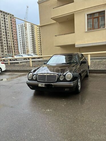 Mercedes E 220-1