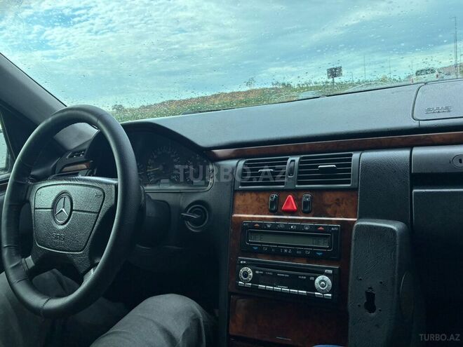 Mercedes E 220-12