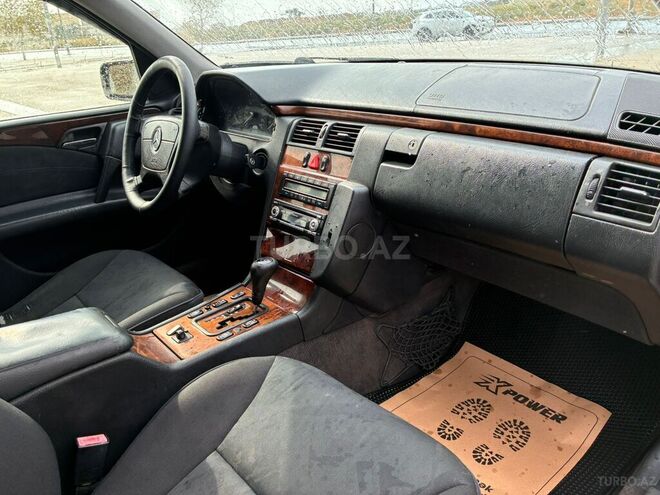 Mercedes E 220-21