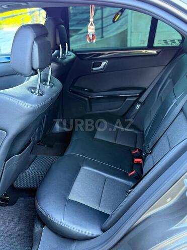 Mercedes E 220-11