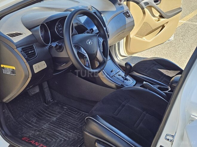 Hyundai Elantra-3