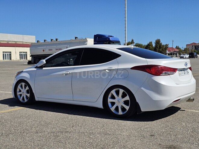 Hyundai Elantra-13