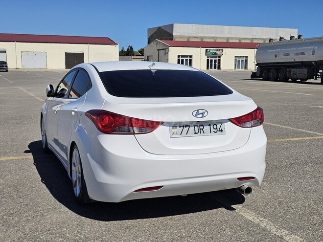 Hyundai Elantra-12