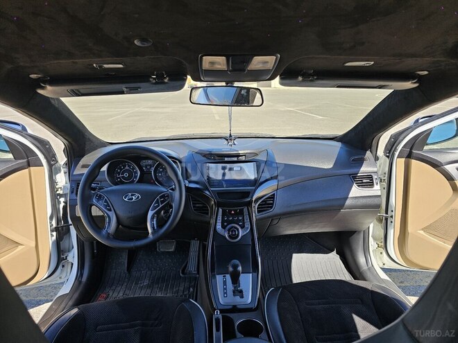 Hyundai Elantra-16