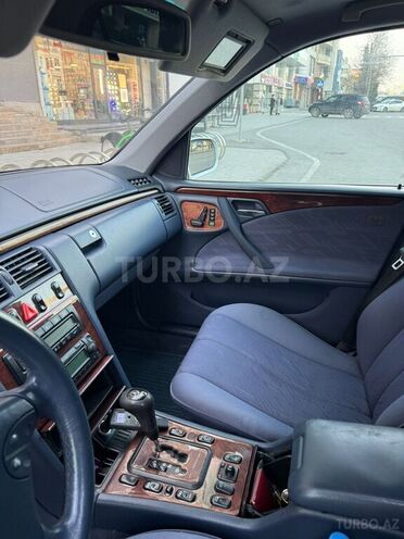 Mercedes E 270-2