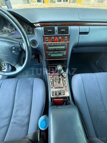 Mercedes E 270-6