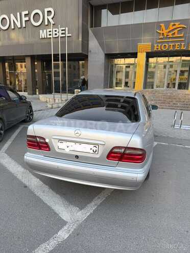 Mercedes E 270-9