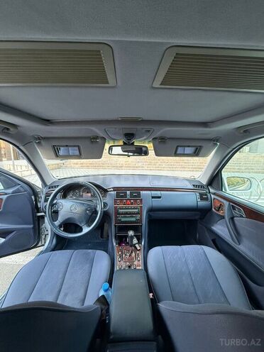 Mercedes E 270-11