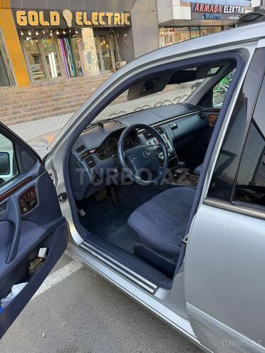 Mercedes E 270-7