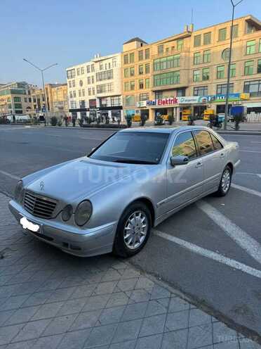Mercedes E 270-1