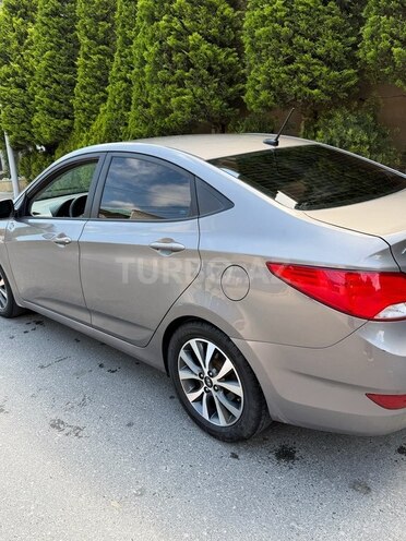 Hyundai Accent-4