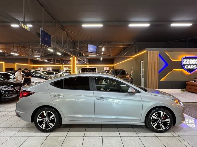 Hyundai Elantra-11