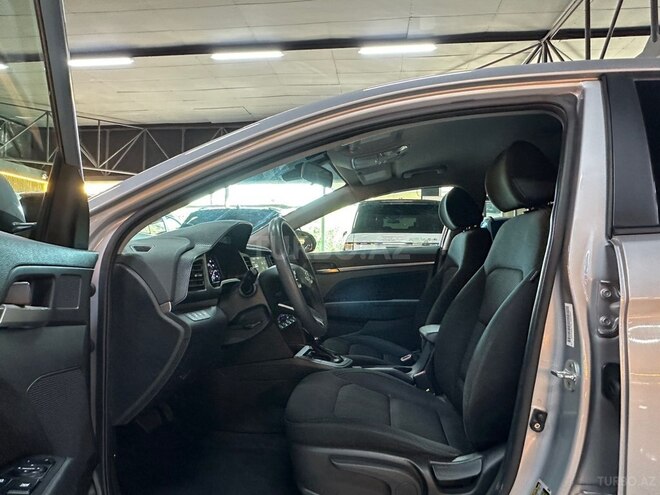Hyundai Elantra-14