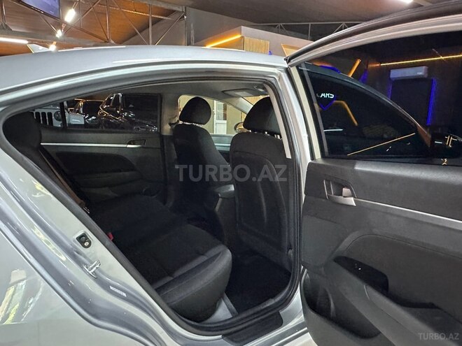 Hyundai Elantra-16