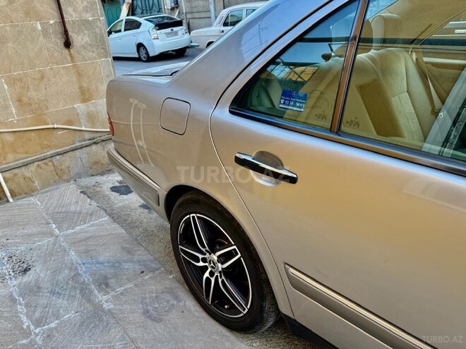 Mercedes E 240-12