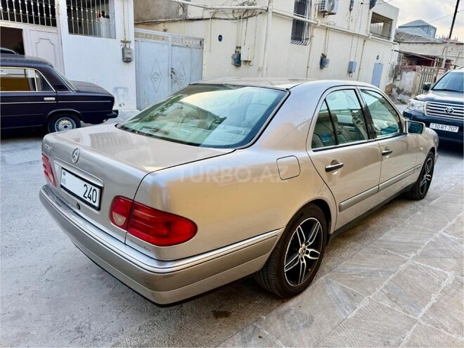 Mercedes E 240-11