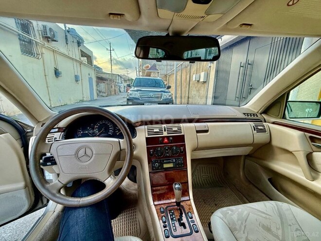 Mercedes E 240-16