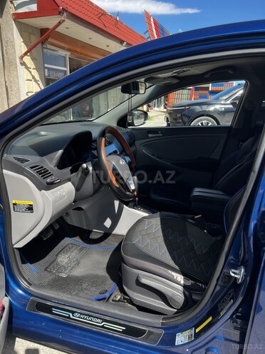 Hyundai Accent-12